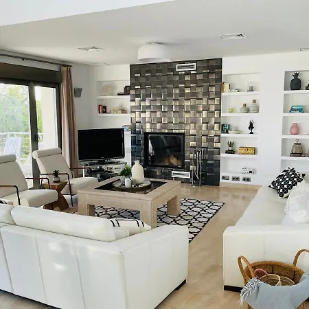 Villa Luxurious In Hills