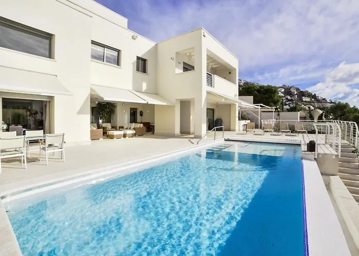 Luxurious In Hills